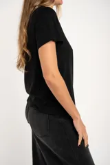 Remerón oversize de viscosa color negro con sutiles destellos brillantes, de manga corta y cuello redondo.