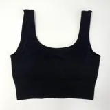 Top deportivo color verde agua, de tejido acanalado y breteles anchos.