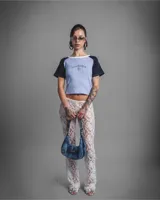 Remera corta celeste con mangas cortas azul marino y cuello blanco. Estampado frontal con la palabra "Argentina" y el número 10.