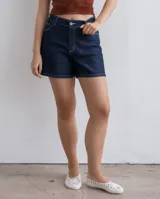 Short de denim azul oscuro, tiro medio y corte recto con costuras a contratono.