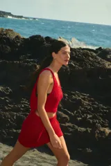 Falda corta de tejido de punto calado, color rojo, con cintura elástica y diseño ajustado.