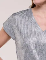 Blusa de tejido metalizado plateado con textura acanalada, escote en V y mangas corta con hombros caídos de calce fluido.