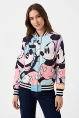Campera tipo bomber con estampado de Mickey Mouse en colores celeste, rosado y negro, cuello, puños y dobladillo acanalados a rayas blanco y negro, y cierre frontal con broches a presión.