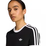Remera Adidas de corte ajustado, color negro con cuello redondo y bordes de mangas en color blanco. Presenta las icónicas tres rayas blancas en los hombros y el logo del trébol bordado en el pecho.