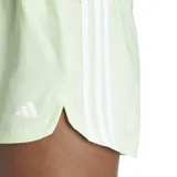 Short de entrenamiento Adidas Pacer, color verde menta claro, con cintura elástica fruncida y tres franjas blancas verticales en el lateral. Presenta un corte holgado y aberturas laterales en el dobladillo.