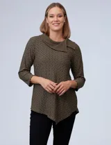 Blusa negra con estampado de líneas diagonales color dorado, de tejido piqué, cuello volcado y ruedo asimétrico. Manga tres cuartos.