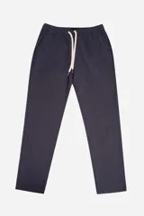 Pantalón jogger azul marino de algodón con lino, con cintura elástica y cordón ajustable. Cuenta con bolsillos laterales y traseros, y un logo estampado.