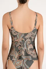 Tankini de diseño ajustado con estampado paisley en tonos grises, tostados y celestes, con escote en V y detalle de argolla de carey en el centro.