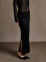 Falda larga negra de encaje con cintura elástica.