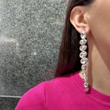 Aros largos plateados con cristales engarzados.