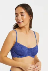 Soutien con aro, de encaje floral y micro tul color violeta. Breteles fijos con largo regulable.