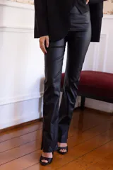 Pantalón negro de bengalina con corte floppy y aberturas en el ruedo.