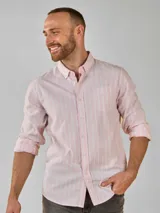 Camisa de manga larga a rayas verticales rosas y blancas, con cuello abotonado, bolsillo en el pecho y corte clásico.