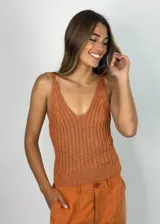 Top de punto color naranja con textura acanalada, escote en V pronunciado y tirantes finos.