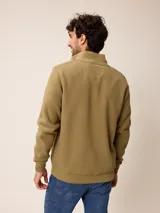 Campera de polar bordó con cierre frontal completo, cuello alto y puños elásticos. Presenta un diseño liso con logo bordado en el pecho.