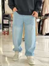 Pantalón de jean baggy color celeste claro, de corte ancho y estilo urbano.