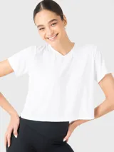Remera blanca de corte cropped, mangas cortas y cuello redondo.
