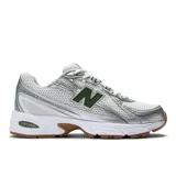 Championes New Balance modelo 740, color blanco con detalles en verde y plateado, confeccionados con capellada de malla transpirable y superposiciones sintéticas. Cuentan con tecnología ABZORB en la entresuela para mayor amortiguación y suela de goma con tracción.