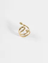 Anillo de acero quirúrgico con diseño de líneas curvas y orgánicas, acabado brillante.