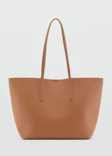 Bolso tipo shopper de tamaño grande con efecto de piel abatanada. Cuenta con doble asa de hombro y cierre de gancho.