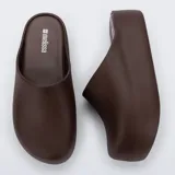 Sandalias tipo zueco de plataforma alta Melissa modelo Free Clog Up, color marrón con diseño liso y terminación mate.