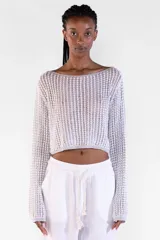 Sweater crop plateado de manga larga, tejido con hilo brillante con lurex, escote bote amplio y diseño relajado.