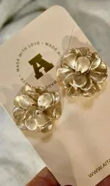 Aros dorados con forma de flor.