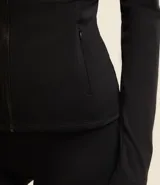 Campera deportiva Get Over de cuello alto, con cierre frontal por cremallera y bolsillos laterales. Confeccionada en tejido técnico de poliamida y elastano, ideal para actividades físicas.