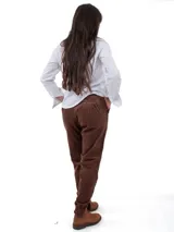 Pantalón de pana color bordó, de tiro alto y corte recto, con bolsillos delanteros y traseros.