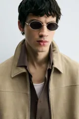 Cazadora regular fit de piel con acabado ante napado, color beige. Sin forro interior, cuello solapa, manga larga, bolsillos de vivo en cadera y cierre frontal con cremallera.