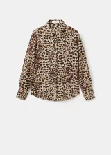 Camisa fluida de corte recto con estampado animal print de leopardo, cuello camisero, manga larga y cierre frontal con botones.