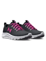 Championes de running Under Armour modelo Phade RN 2, color negro con estampado de cruces blancas y detalles en fucsia. Presentan suela blanca con amortiguación de EVA y cordones fucsias.