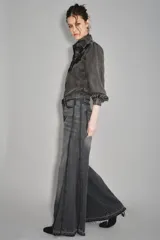 Pantalón de jean estilo oxford con diseño de paneles verticales en contraste y ruedo deshilachado.