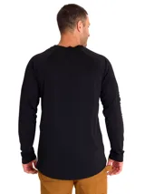 Remera de manga larga negra con corte raglán, diseñada con tecnología de regulación térmica y protección solar. Presenta un pequeño detalle reflectante en el dobladillo inferior.
