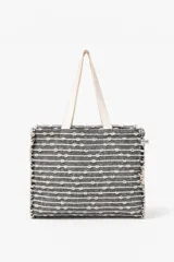 Bolso tote bag tejido a mano, color gris oscuro con rayas horizontales y puntos en relieve color crema. Tiene asas de tela color crema y bordes deshilachados.