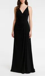 Vestido largo de fiesta negro con escote en V, breteles finos y drapeado en la cintura.