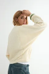 Campera tipo bomber con frente acolchado en diseño de rombos y mangas de tejido de punto acanalado. Presenta cierre frontal metálico y cuello, puños y ruedo en tejido elástico.