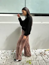 Sweater negro tejido con cuello alto y mangas murciélago.