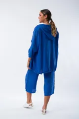 Campera de lino azul con capucha, mangas 3/4 y bolsillos laterales.