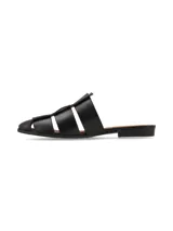 Sandalias tipo mule de cuero negro, con diseño de tiras anchas entrelazadas y punta cerrada. Poseen una suela plana con un pequeño taco cuadrado.