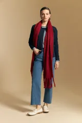 Cardigan negro de tejido suave y liviano, con cierre frontal abotonado y cuello redondo.