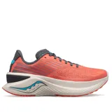 Championes de running Saucony Endorphin Shift 3, color coral con detalles en gris, celeste y blanco.
