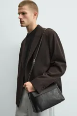 Blazer de corte regular fit confeccionada en tejido con mezcla de lana. Presenta cuello con solapas de pico, cierre frontal de botonadura cruzada, bolsillos con solapa en la cadera y aberturas en la espalda.