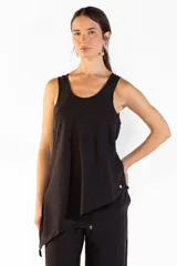 Top negro asimétrico con textura natural, cuello redondo y diseño sin mangas de caída ligera.