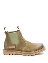 Botas Chelsea Caterpillar modelo Grader, confeccionadas en gamuza color beige, con paneles elásticos laterales en color verde claro y suela de goma tractorada.