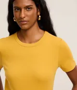 Blusa básica ajustada en rib de algodón, de manga corta y cuello redondo, color mostaza.
