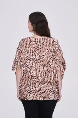 Blusa estampada con cuello redondo y mangas cortas con aberturas y lazos.