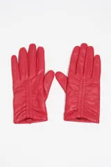 Guantes de piel ovina color rojo, con diseño clásico y detalle fruncido en el dorso.