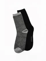 Pack de dos pares de medias de caña media. Un par es de color negro liso con el logo de la marca estampado, y el otro par es gris con un patrón de círculos rayados y puntera y talón en gris claro.