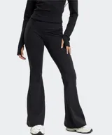 Pantalón deportivo Fabletics acampanado color negro, confeccionado en tejido ultrasuave y transpirable, con cinturilla cruzada.